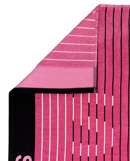 XXL Strandtuch mit sportlichem Schriftzug in Pink, Ecke und Detailansicht – Sport Kollektion von Dolcefrotto