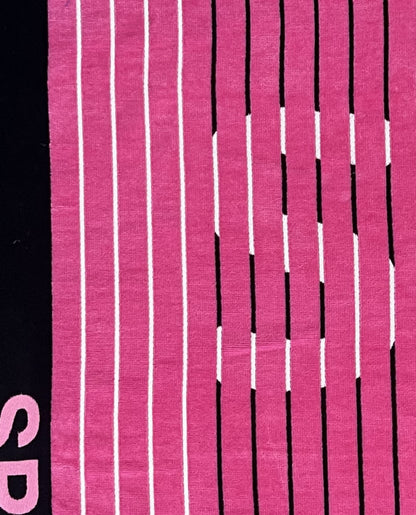 XXL Strandtuch mit sportlichem Schriftzug in Pink, Muster-Detail – Sport Kollektion von Dolcefrotto