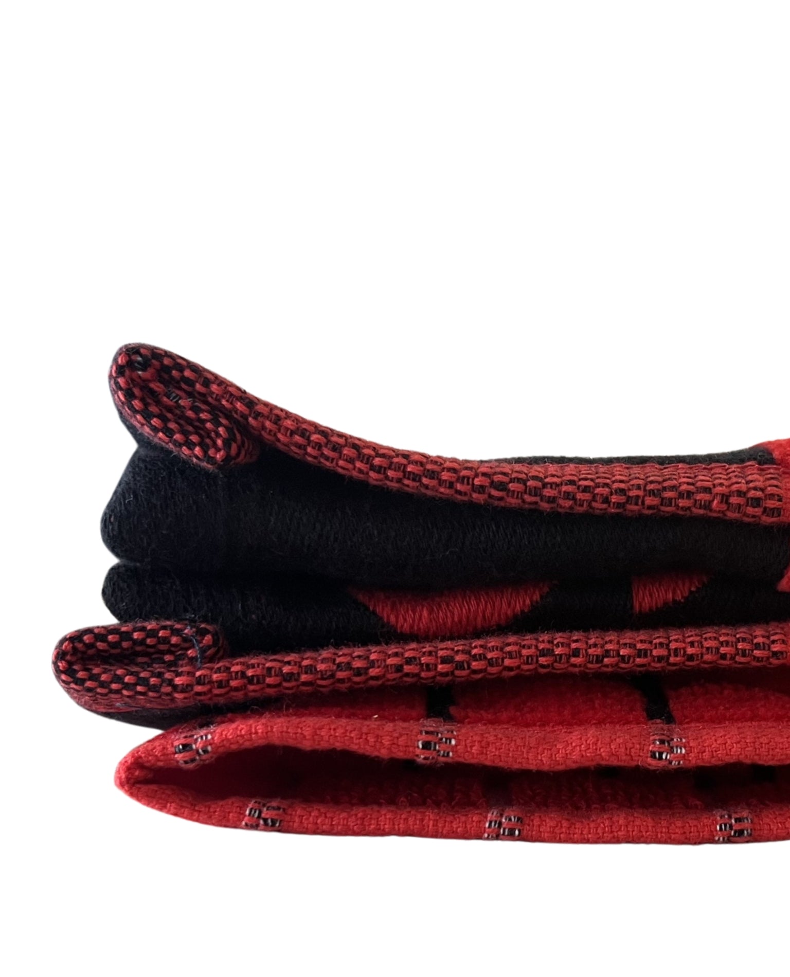 XXL Strandtuch mit sportlichem Schriftzug in Rot, gefaltet – Sport Kollektion von Dolcefrotto