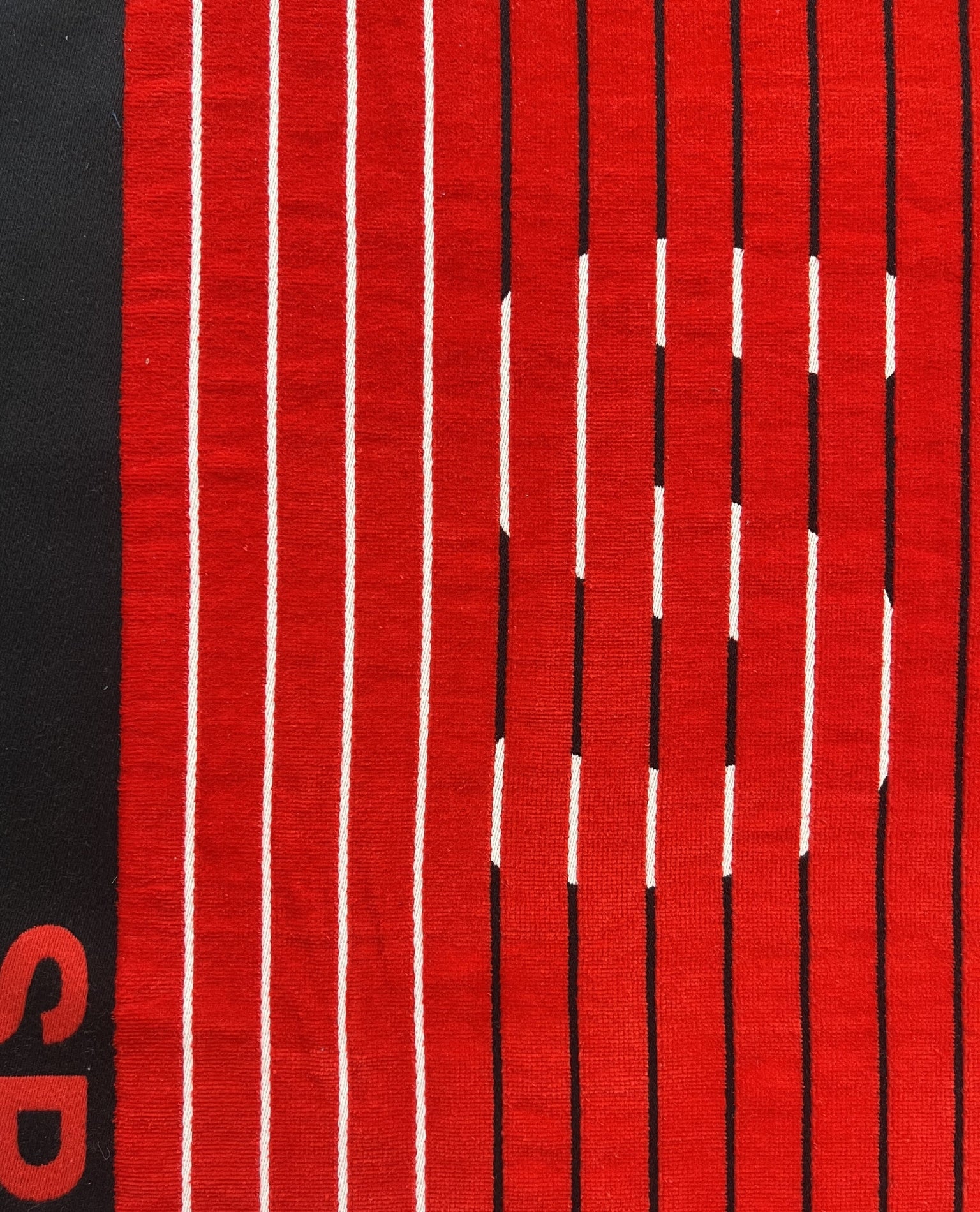 XXL Strandtuch mit sportlichem Schriftzug in Rot, Muster-Detail – Sport Kollektion von Dolcefrotto