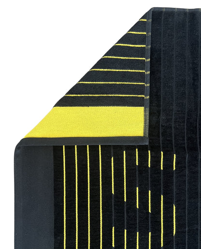 XXL Strandtuch mit sportlichem Schriftzug in Schwarz, Ecke und Detailansicht – Sport Kollektion von Dolcefrotto