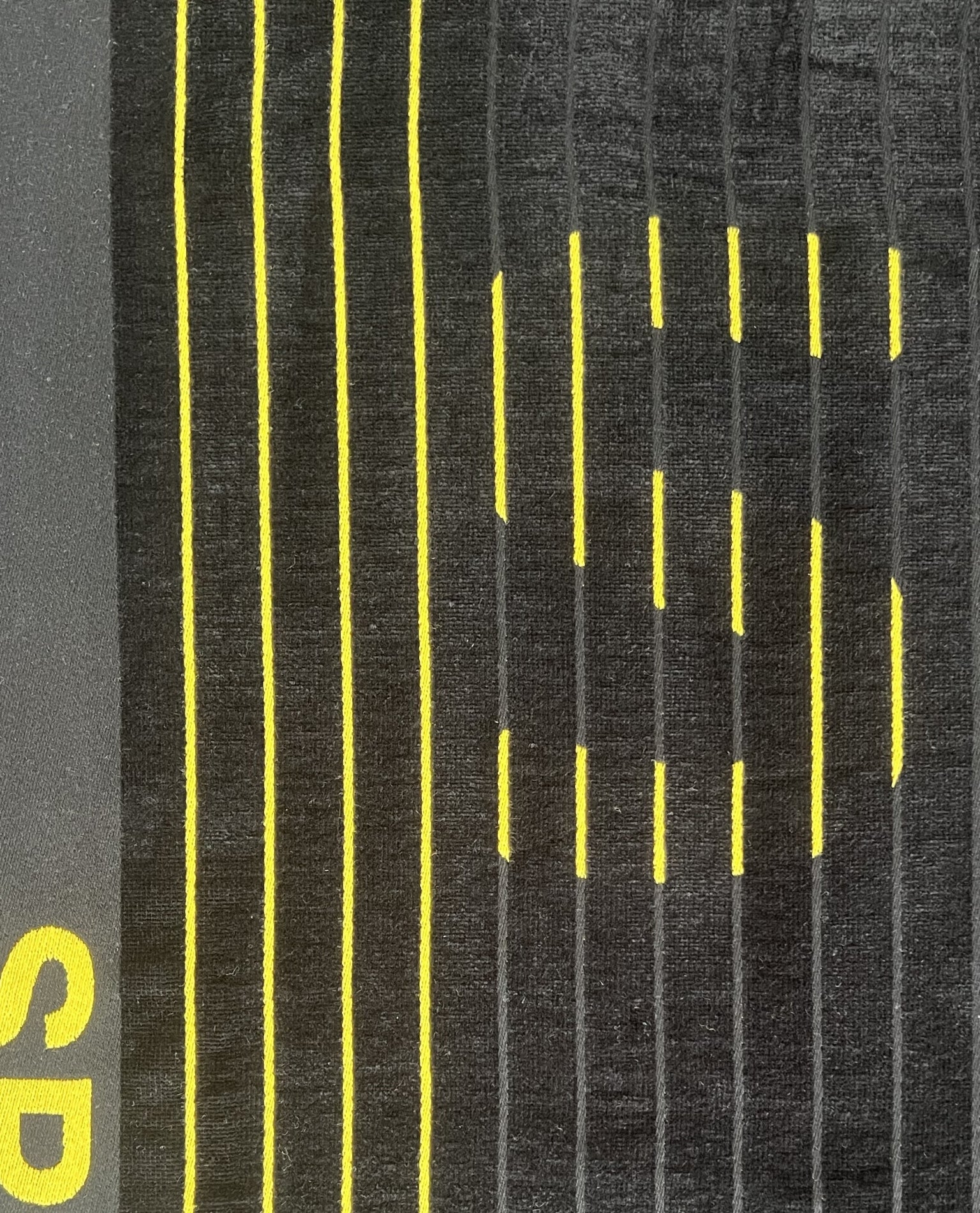 XXL Strandtuch mit sportlichem Schriftzug in Schwarz, Muster-Detail – Sport Kollektion von Dolcefrotto