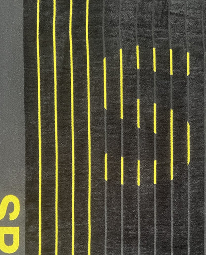 XXL Strandtuch mit sportlichem Schriftzug in Schwarz, Muster-Detail – Sport Kollektion von Dolcefrotto