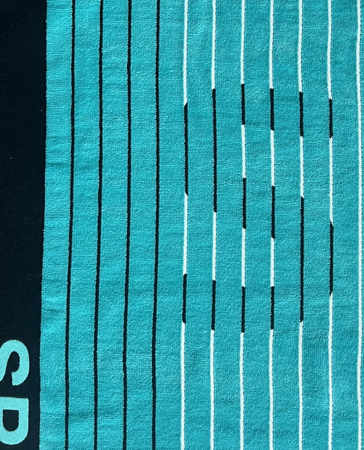 XXL Strandtuch mit sportlichem Schriftzug in Türkis, Muster-Detail – Sport Kollektion von Dolcefrotto