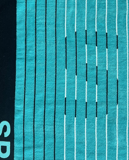 XXL Strandtuch mit sportlichem Schriftzug in Türkis, Muster-Detail – Sport Kollektion von Dolcefrotto