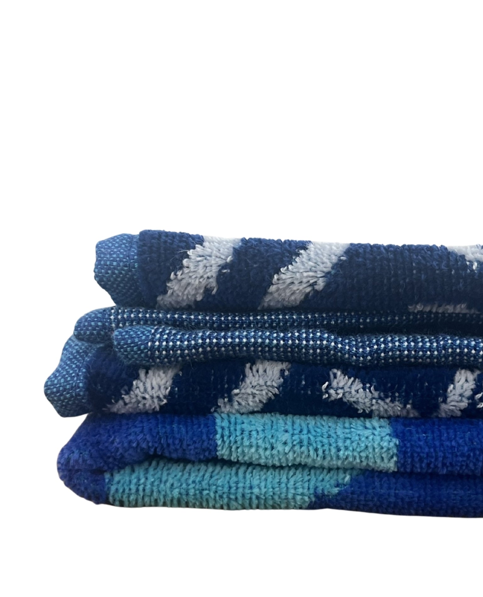 XXL Strandtuch mit Sonnen-Design und Streifen in Blau, gefaltet – Stromboli Kollektion von Dolcefrotto