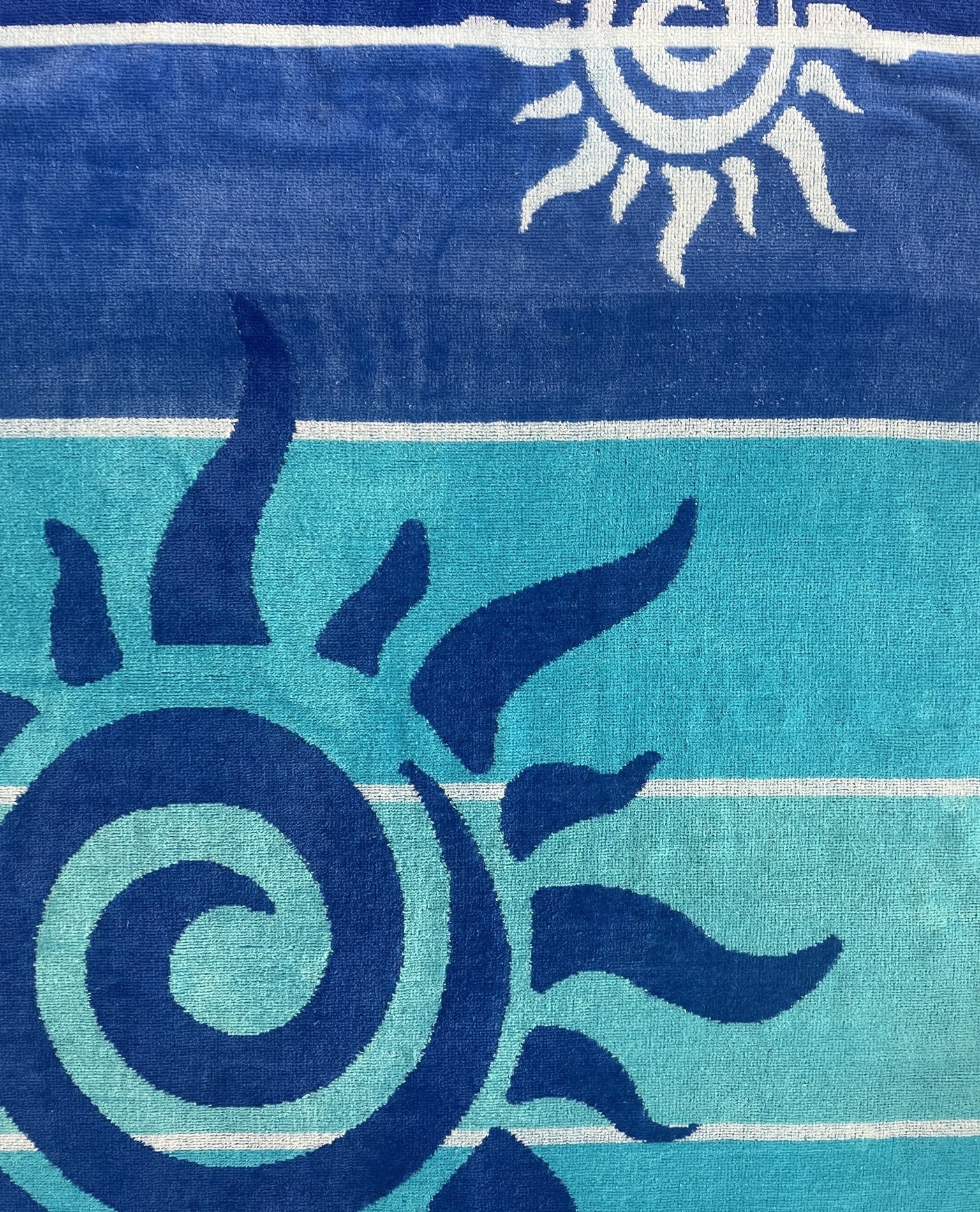 XXL Strandtuch mit Sonnen-Design und Streifen in Blau, Muster-Detail – Stromboli Kollektion von Dolcefrotto
