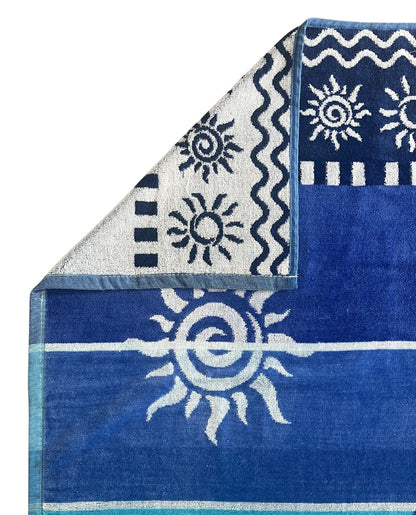 XXL Strandtuch mit Sonnen-Design und Streifen in Blau, Ecke und Detailansicht – Stromboli Kollektion von Dolcefrotto