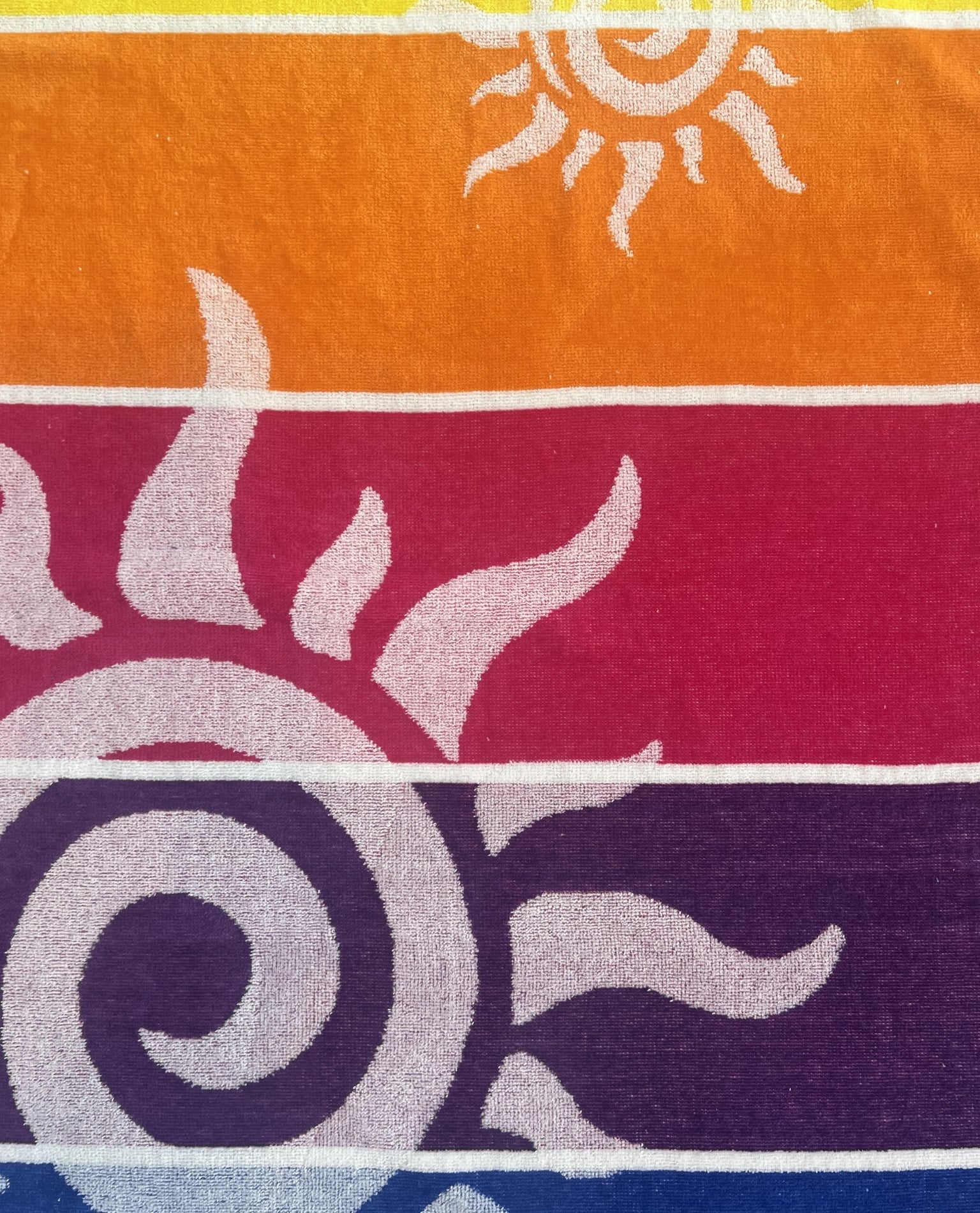 XXL Strandtuch mit Sonnen-Design und Streifen in Regenbogenfarben, Muster-Detail – Stromboli Kollektion von Dolcefrotto