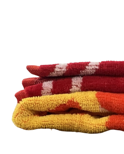 XXL Strandtuch mit Sonnen-Design und Streifen in Rot, gefaltet – Stromboli Kollektion von Dolcefrotto