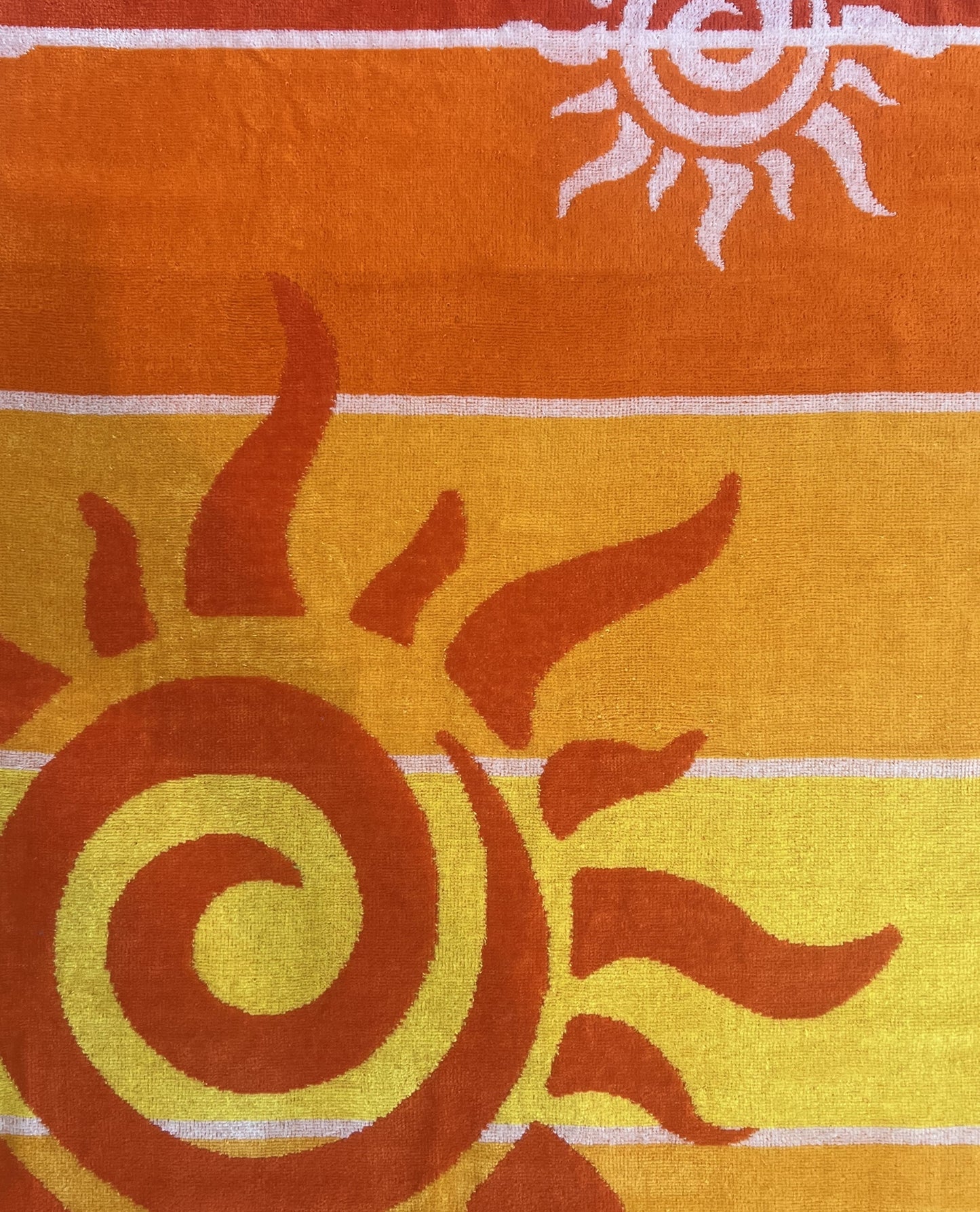 XXL Strandtuch mit Sonnen-Design und Streifen in Rot, Muster-Detail – Stromboli Kollektion von Dolcefrotto