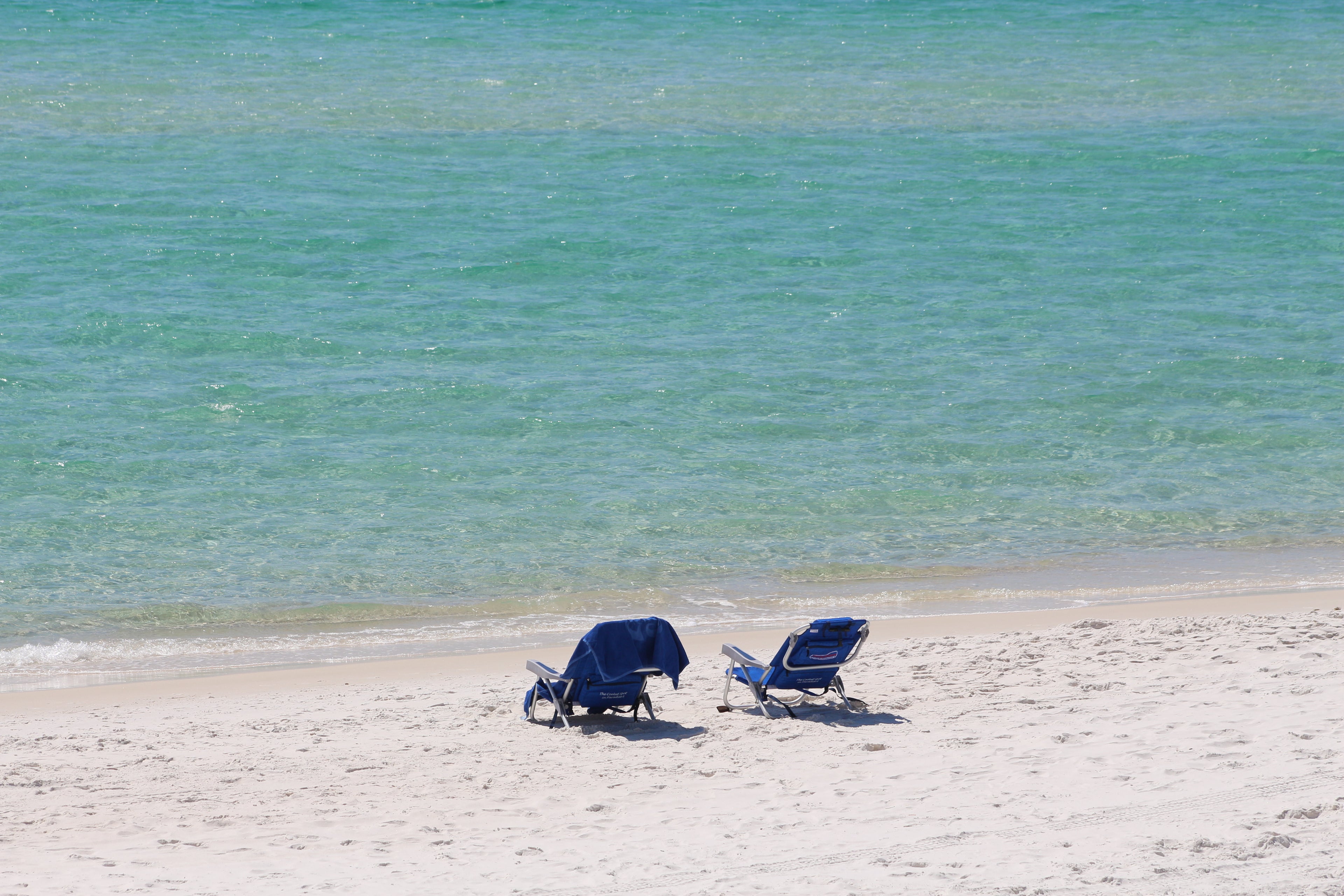 Zwei Strandstühle am Mittelmeer – Dolcefrotto Sommerkollektion
