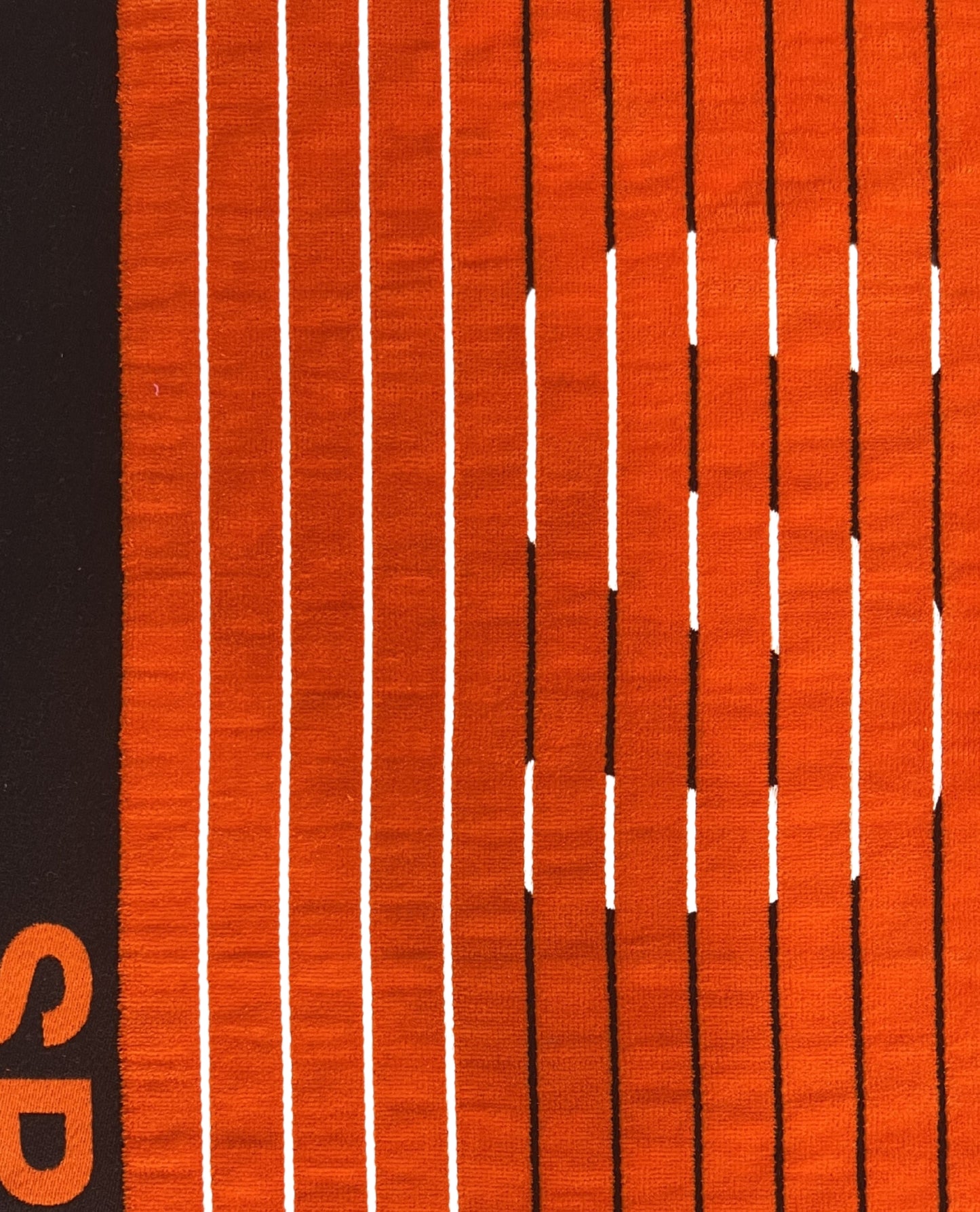 XXL Strandtuch mit sportlichem Schriftzug in Orange, Muster-Detail – Sport Kollektion von Dolcefrotto